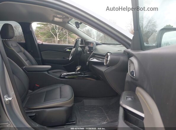 KL77LKEP3SC135608 2025 CHEVROLET TRAX Серый Вид салона спереди