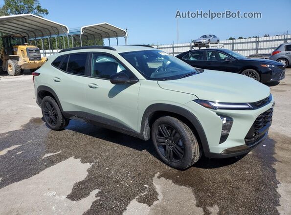 KL77LKEP6SC331994 2025 CHEVROLET TRAX Зеленый Передняя правая четверть