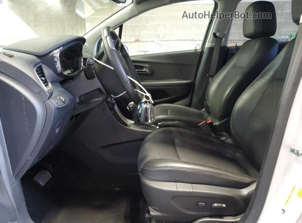 KL7CJPSM3NB562180 2022 CHEVROLET TRAX Белый Вид салона спереди