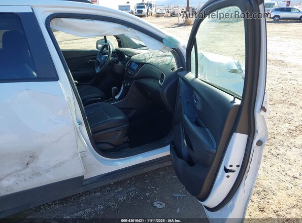 KL7CJPSM8NB569481 2022 CHEVROLET TRAX Белый Вид салона спереди