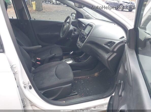 KL8CB6SA2JC451519 2018 CHEVROLET SPARK White Widok wnętrza z przodu