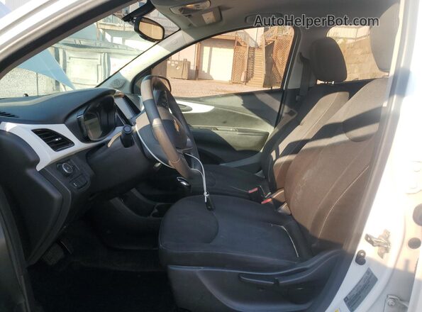 KL8CD6SA7JC475793 2018 CHEVROLET SPARK Белый Вид салона спереди