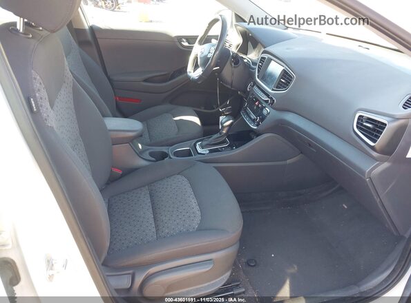 KMHC75LC8HU040743 2017 HYUNDAI IONIQ HYBRID Белый Вид салона спереди