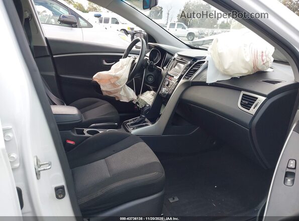 KMHD35LH7HU379392 2017 HYUNDAI ELANTRA GT Белый Вид салона спереди