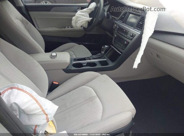 KMHE24L19HA057357 2017 HYUNDAI SONATA HYBRID Серебряный Вид салона спереди