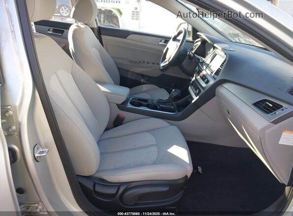 KMHE24L36KA085044 2019 HYUNDAI SONATA HYBRID Серебряный Вид салона спереди