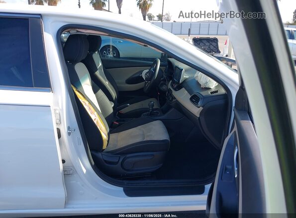 KMHH35LE2JU014518 2018 HYUNDAI ELANTRA GT Белый Вид салона спереди