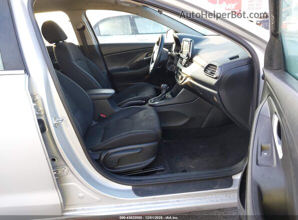 KMHH35LE4KU089321 2019 HYUNDAI ELANTRA GT Серебряный Вид салона спереди