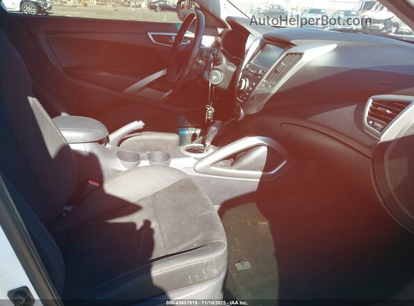 KMHTC6AD5HU309889 2017 HYUNDAI VELOSTER Белый Вид салона спереди