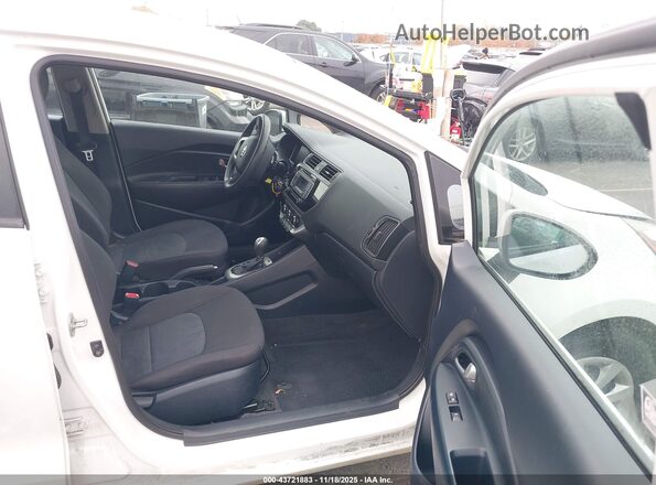 KNADM4A33H6016169 2017 KIA RIO Белый Вид салона спереди