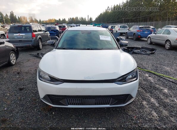 KNDC34LB3N5051141 2022 KIA EV6 White Вид задньої частини салону