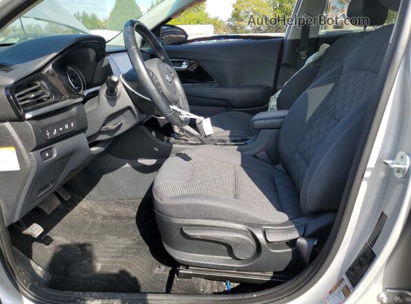 KNDCB3LC1M5471372 2021 KIA NIRO Серебряный Вид салона спереди