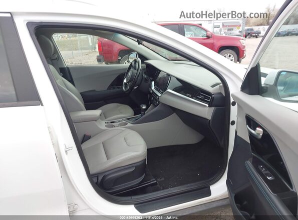 KNDCE3LC1M5482282 2021 KIA NIRO Белый Вид салона спереди