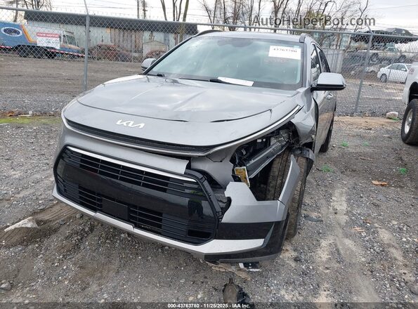 KNDCR3LE2P5044235 2023 KIA NIRO Серый Вид спереди