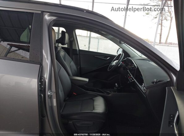 KNDCR3LE2P5044235 2023 KIA NIRO Серый Вид салона спереди