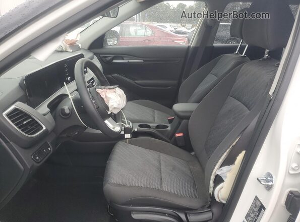 KNDEP2AA6T7838453 2026 KIA SELTOS Белый Вид салона спереди