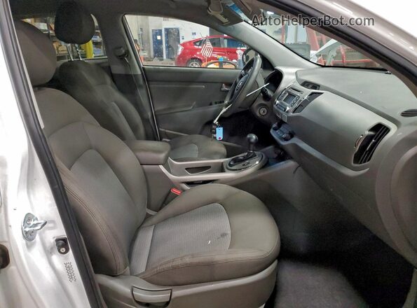 KNDPBCAC8G7868641 2016 KIA SPORTAGE White Widok wnętrza z przodu