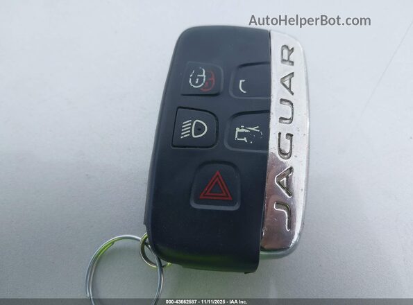 SAJAR4FX6KCP49913 2019 JAGUAR XF Белый Вид панели приборов
