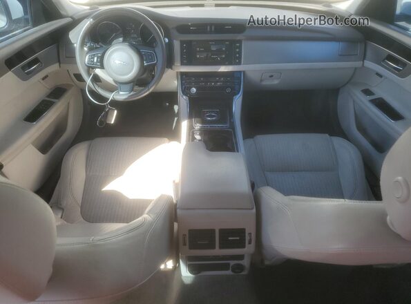 SAJBE4BV8GCY13557 2016 JAGUAR XF White Vista del salpicadero