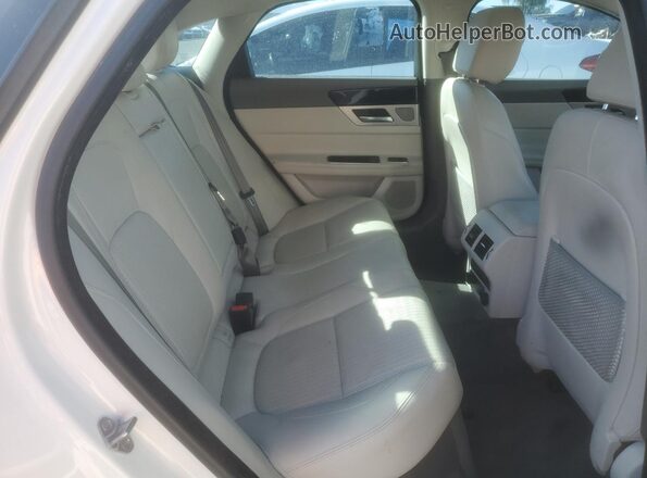 SAJBE4BV8GCY13557 2016 JAGUAR XF White Vista de los asientos traseros