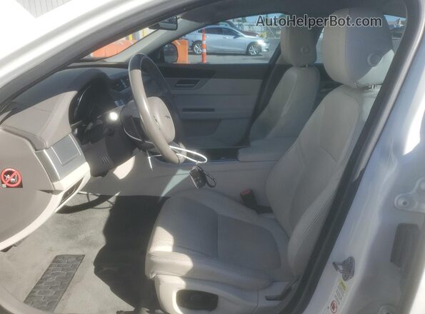 SAJBE4BV8GCY13557 2016 JAGUAR XF White Vista interior delantera