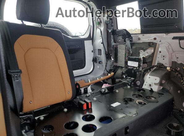 SALE26EU9R2338568 2024 LAND ROVER DEFENDER White Widok wnętrza z tyłu