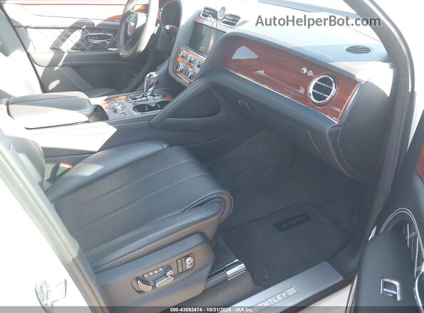 SJAAM2ZV7MC033750 2021 BENTLEY BENTAYGA White Vista interior delantera