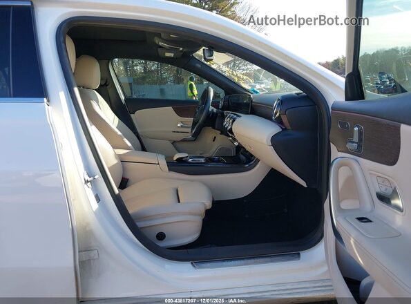 W1K3G4EB7LJ227345 2020 MERCEDES-BENZ A 220 Белый Вид салона спереди