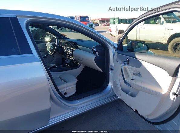 W1K3G4EB9MJ292070 2021 MERCEDES-BENZ A 220 Серебряный Вид салона спереди