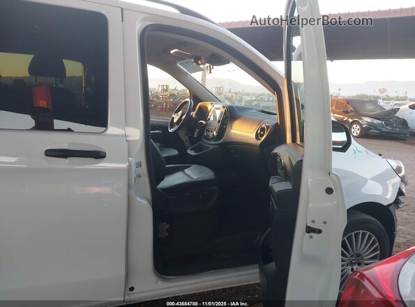 W1WV0FEYXP4234774 2023 MERCEDES-BENZ METRIS Белый Вид салона спереди