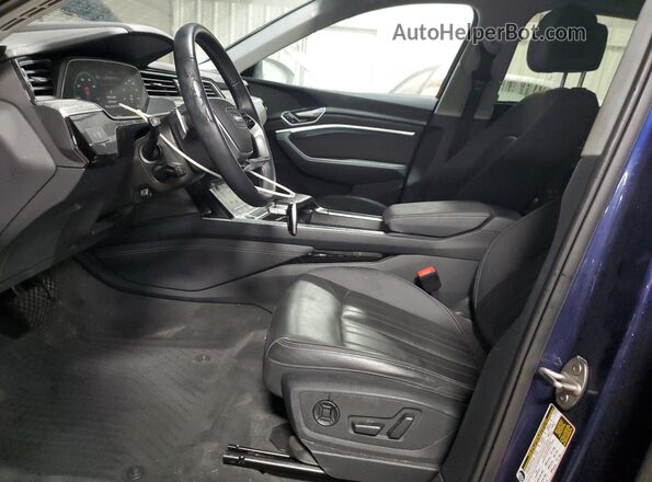 WA1AAAGE2NB019647 2022 AUDI E-TRON Blue Вид салону спереду