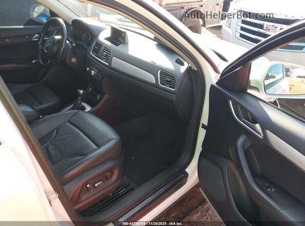WA1ECCFS2HR012529 2017 AUDI Q3 White Вид салону спереду