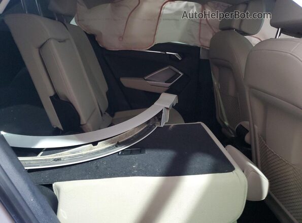 WA1EECF39N1136374 2022 AUDI Q3 White Widok wnętrza z tyłu