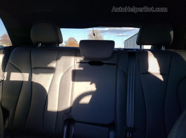 WA1EVAF15MD013980 2021 AUDI Q8 White Widok tylnych siedzeń