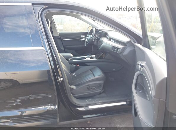 WA1LAAGE3KB022464 2019 AUDI E-TRON Черный Вид салона спереди