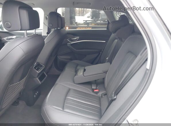 WA1LAAGE4KB023784 2019 AUDI E-TRON Silver Vista de la etiqueta del VIN