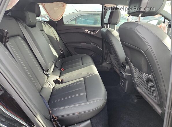 WA1LUBFZ4RP038025 2024 AUDI Q4 Черный Вид задней части салона