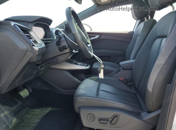 WA1LUBFZ5RP041760 2024 AUDI Q4 White Vista interior delantera