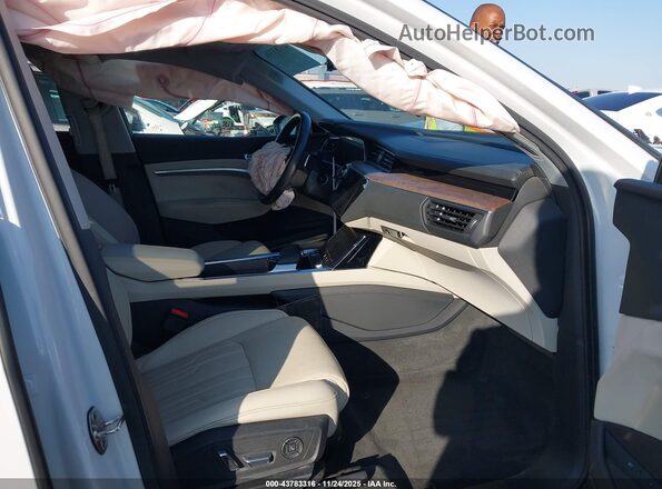 WA1VABGE3KB018994 2019 AUDI E-TRON Белый Вид салона спереди