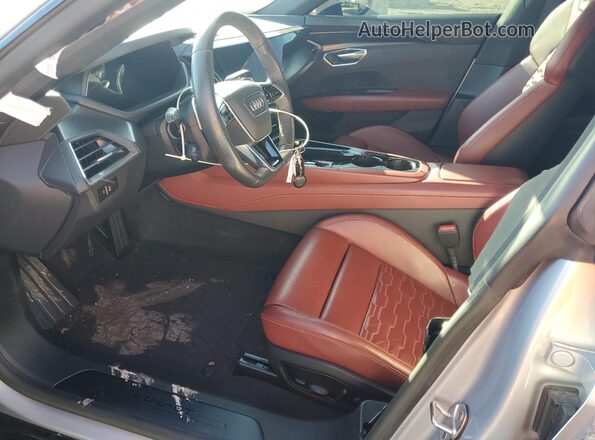 WAUCJBFWXP7008137 2023 AUDI E-TRON Серебряный Вид салона спереди