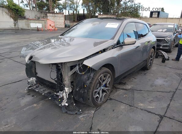 WB523CF08RCP61875 2024 BMW IX Silver Vista tres cuartos delantera izquierda