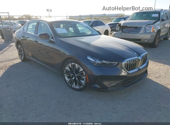 WBA43FJ03RCS17352 2024 BMW 5 SERIES Черный Передняя правая четверть