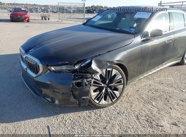 WBA43FJ03RCS17352 2024 BMW 5 SERIES Черный Вид спереди