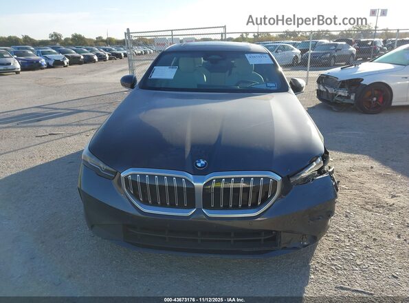 WBA43FJ03RCS17352 2024 BMW 5 SERIES Черный Вид щитка приборов