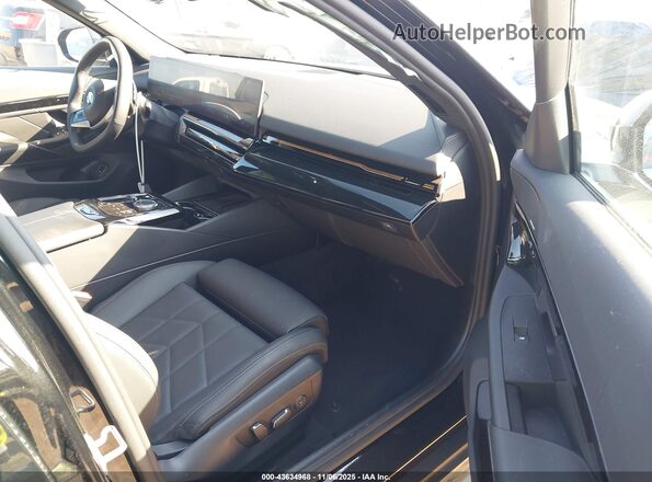 WBA43FJ06RCS86679 2024 BMW 5 SERIES Black Vista interior delantera