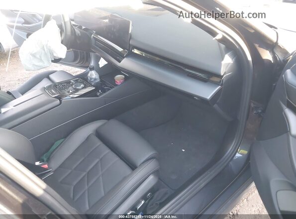 WBA53FJ07RCS70432 2024 BMW 5 SERIES Gray Widok wnętrza z przodu