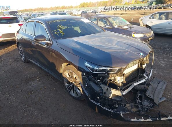 WBA53FJ07RCS70432 2024 BMW 5 SERIES Gray Przód prawy