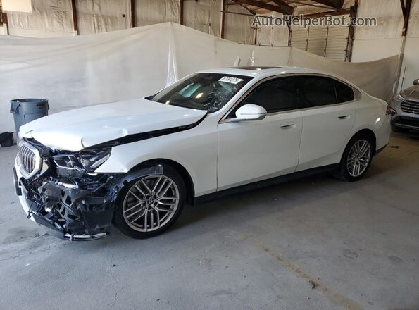 WBA53FJ0XRCP86140 2024 BMW 5 SERIES White წინა მარცხენა ხედი სამი მეოთხედიდან