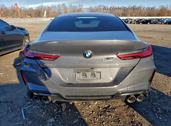 WBSGV0C03NCH16601 2022 BMW M8 Gray Vista trasera