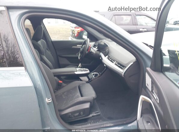 WBX13EF0XR5Z00715 2024 BMW X1 Бирюзовый Вид салона спереди